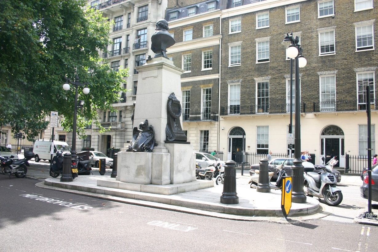 Joseph Lister's monument, London - 02.JPG
